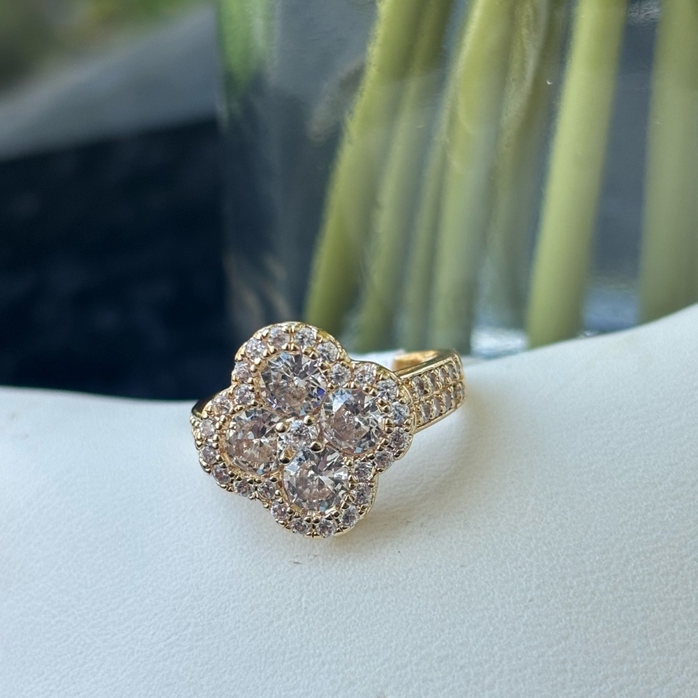 Elegant Gold and Silver Cluster Ring